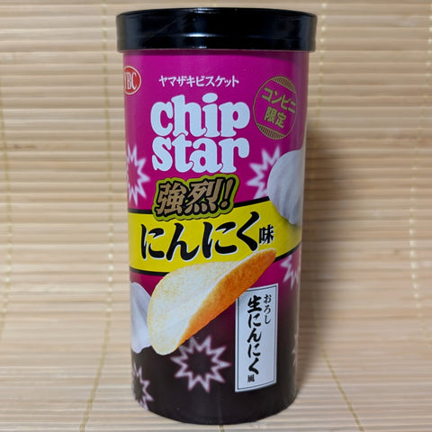 A limited edition can of Chip Star Garlic flavor that comes in a pink can. Displayed on a tatami background.