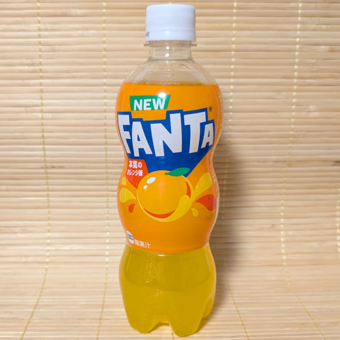A 500ml bottle of Fanta Orange on a tatami background featuring a "NEW" green banner and "Honki no Orange" Japanese text.
