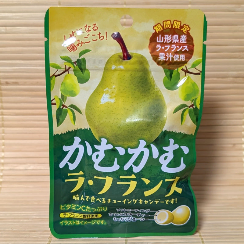 A pack of Kamu Kamu Yamagata La France Pear chewable candy on a tatami background.