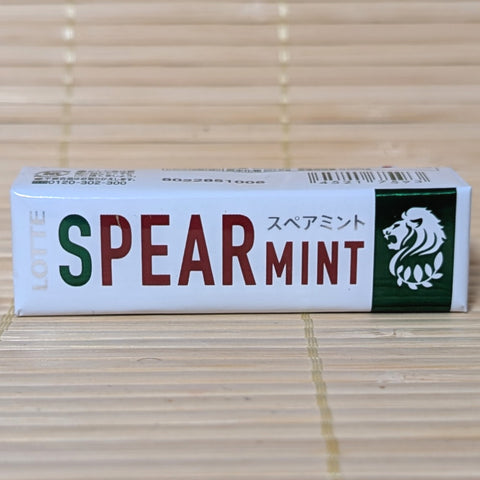 Pack of Lotte Spear Mint gum on a tatami background

