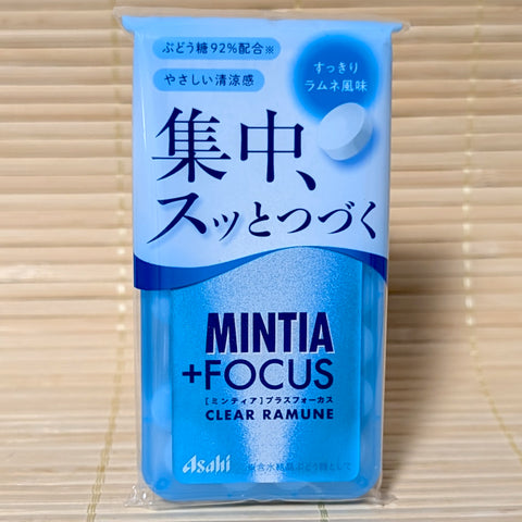 A blue Asahi Mintia +FOCUS container on a tatami background with Japanese text highlighting concentration and ramune flavor.