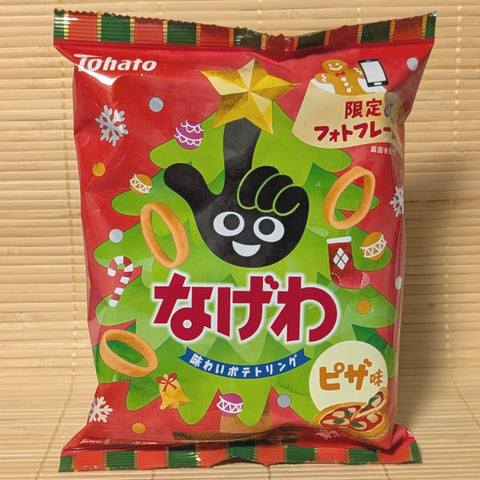 A bag of Tohato Nagewa Pizza flavored crisps. It is a Christmas themed bag displayed on a tatami background.