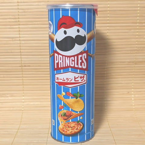 A tall can of Pringles Home Run Pizza displayed on a tatami background.