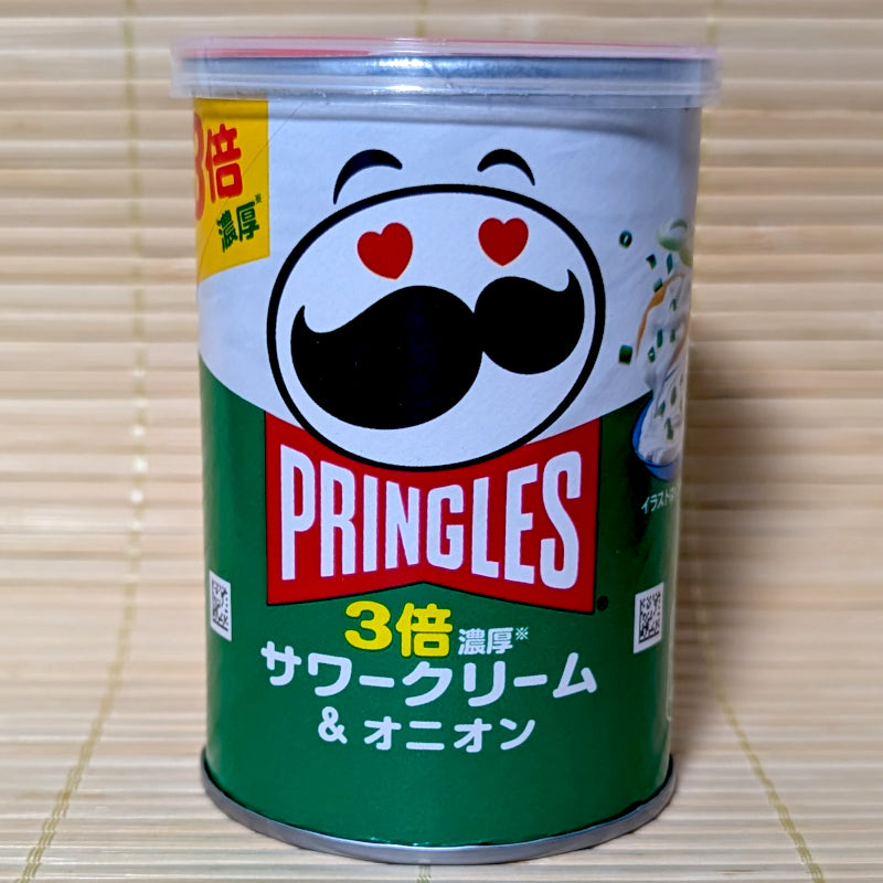 A short, green and white mini canister of Japanese Pringles Triple Sour Cream and Onion featuring a heart-eyed Mr. P mascot on a tatami background.