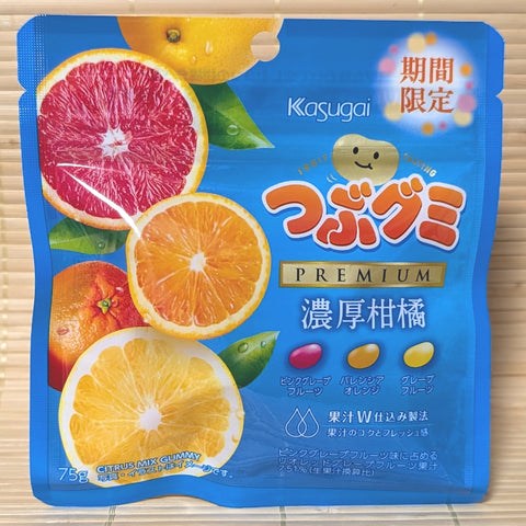 A blue resealable pouch of Tsubugumi Premium Citrus Mix on a tatami background featuring sliced pink grapefruit and oranges.