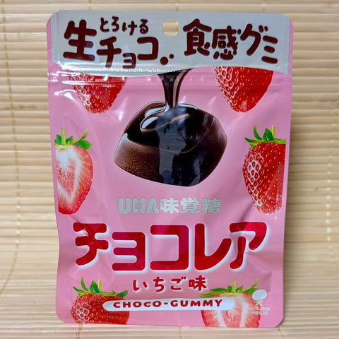 A metallic pink pouch of UHA Chocorea Strawberry Chocolate gummies is displayed on a tatami background.
