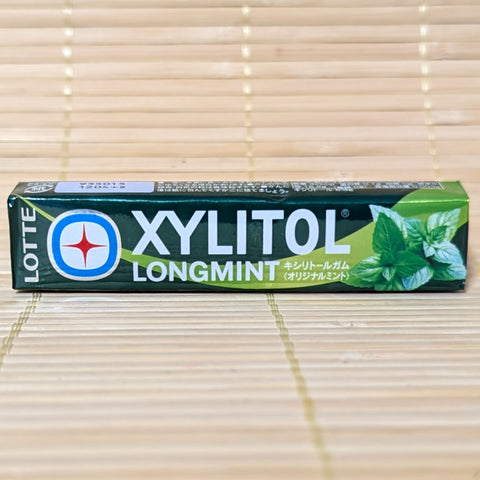 A pack of Lotte Xylitol LONGMINT original mint chewing gum on a tatami background.